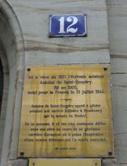 Plaque en mémoire d'Antoine de Saint-Exupéry qui a vécu au n°12 en 1921