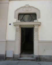 Porte d'entrée sur la façade rue de La Broque.