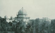 Les trois bâtiments qui constituent l'observatoire, avec plus de végétation que vers 1881.