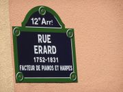 Pastiche d'un panneau d'une rue parisienne honorant Sébastien Erard, observé sur une maison du Quartier des Quinze