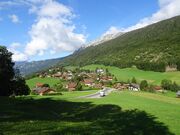 Vue à distance du hameau, où l'on distingue bien le bâtiment principal