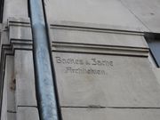 Inscription à l'angle du bâtiment mentionnant le nom des architectes Backes & Zache