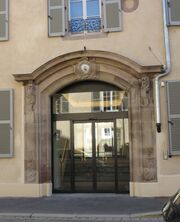 Portail d'entrée rue Sainte Elisabeth dont les vantaux en bois ont été remplacés par une porte automatique vitrée (3/2021)