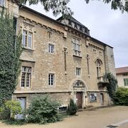 Les balcons et la porte d’entrée datent du XVIe siècle