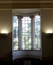 Vue de l'intérieur du musée avec baie et colonnes