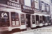 11) Magasin de vente de dragées et autres douceurs, dans les années 1930, au 3, rue des Pucelles