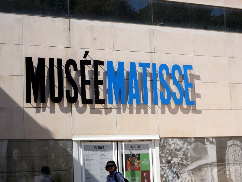 Fichier:6) Musée Matisse, Signalétqieu extérieure c.jpg