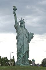 Réplique de la statue de la Liberté sur un rond point à l'entrée nord de Colmar