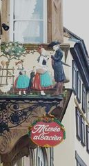 Réalisée en 1906 par F. Zschokke pour le musée, représentant un couple de paysans et une fillette en costumes du début du XIXe siècle.