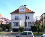 Façade, vue de l'autre côté de la rue