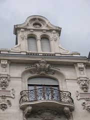 Partie haute de la façade rue du Vieux Marché aux Vins - Têtes de lion et mascaron.
