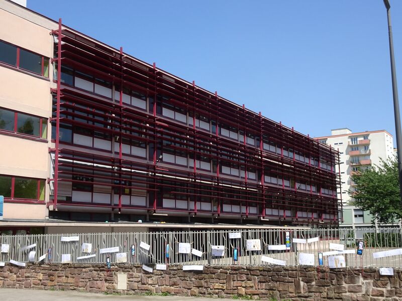 Fichier:Groupe Scolaire Jacques Sturm, bâtiment rouge, consacré au cycle élémentaire, côté rue de Stuttgart b.jpg