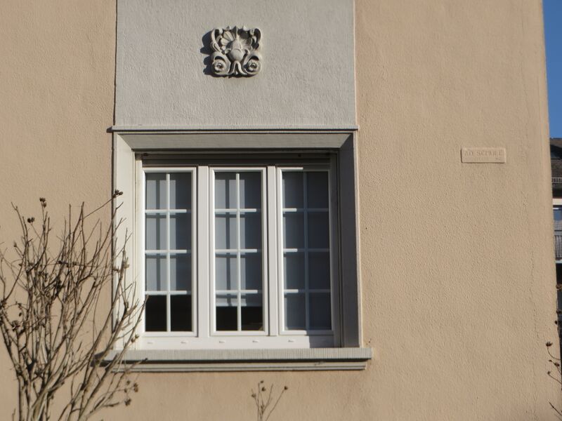 Fichier:1 rue d'Eguisheim (Strasbourg) Détail de la façade sur rue avec la plaque de l'architecte.jpg