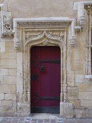 Porte rue Vignon avec les armes de la famille de Regnault de Hoffelize: perroquet sur rosz.