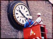 Accrochage de l'horloge Ungerer le 6 juin 2000 (Photo DNA - Alain Destouches)