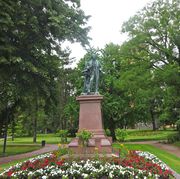 Monument à la mémoire d'Auguste Bartholdi dans son écrin de verdure