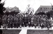 Groupe de militaires devant le monument aux morts (photo H. Carabin, non datée mais sans doute vers 1938 ou 1939) (coll. part.)