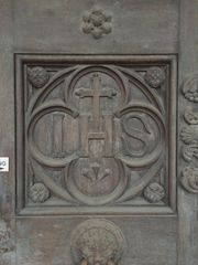 motif à quatre lobes, néo-gothique, avec l'inscription IHS