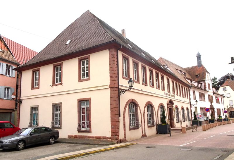 Fichier:2, place du Château, Bouxwiller, 2018, vue d'angle.jpg