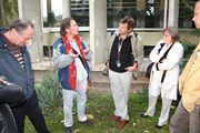 Au centre, les architectes Jacques Meyzaud (à droite) et Laurent Kohler (à gauche) lors d'une visite organisée par ce dernier de l'école UFR de mathématique et d'informatique rue René Descartes