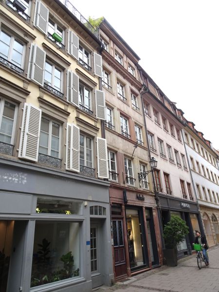 Fichier:36, rue des Hallebardes, Strasbourg, 2019, vue d'angle à gauche.jpg