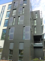 Panneaux solaires sur la façade regardant le MAMCS.