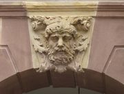 Mascaron représentant Jupiter sur la clef de cintre de l'arcade centrale de la façade principale sur cour