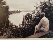 1926, Albert Schweitzer contemplant l'Ogooué, grand fleuve gabonnais