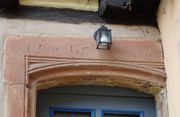Linteau de la porte latérale avec date et initiales gravées
