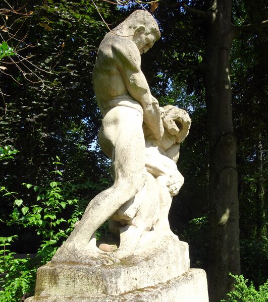 Fichier:Hercule terrassant le lion de Némée, Orangerie, Strasbourg, 2021(vue de côté).jpg