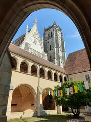 Pignon et clocher vus depuis le cloître des hôtes