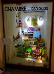 Vitrine reconstituant une chambre d'enfant années 1980-2000