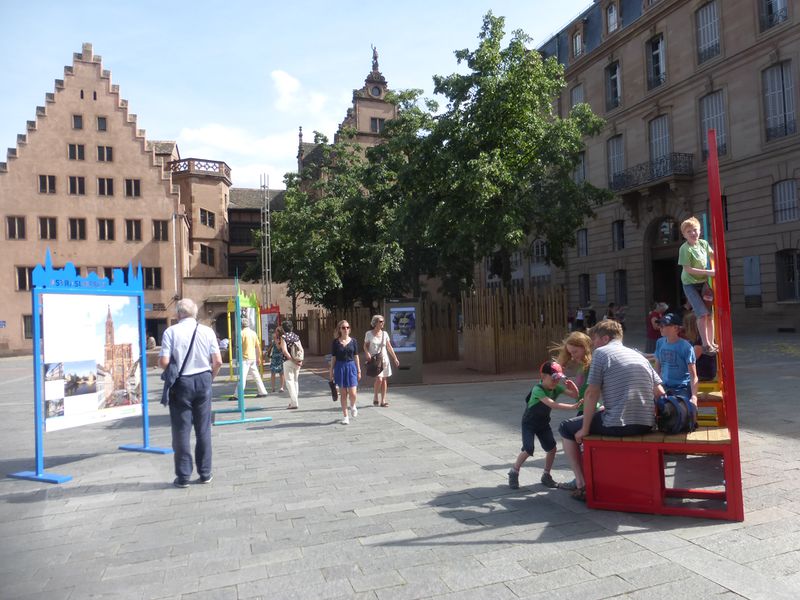 Fichier:Place du Château Strasbourg 75724.jpg