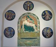 Bas relief de la Vierge de Pitié, entouré des médaillons de la Passion