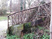 Février 2014: Les racines de la végétation qui s'installe par manque d'entretien deviennent très importantes et menacent de disloquer les pierres de l'escalier.