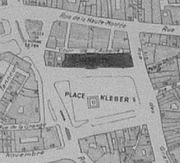 plan de la place en 1959 (détail du plan 1160W99) La Maison Rouge est à gauche au n°22. Il y avait un petit parking devant l'hôtel, réservé aux clients de l'hôtel.