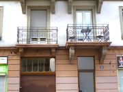 Vue des balcons du premier niveau. On devine sous le balcon de gauche des angelots sculptés.