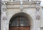 Porte d'entrée du lycée ORT au 14, rue Sellenick comportant de nombreux ornements et une voûte de structure intéressante.
