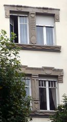 Exemples d'encadrements de fenêtres avec décors évoquant l'Art Nouveau