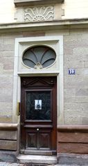 Porte d'entrée, avec un bel imposte ovale, surmonté d'un décor art nouveau