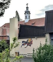 Fresque sur le mur à côté du bureau, le clocher est celui du collège Saint Jean (ancien centre Saint François-Xavier)