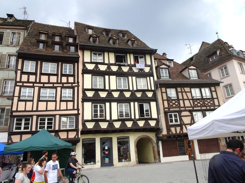 Fichier:4 quai des Bateliers, Strasbourg, 2018, vue avec distance.jpg