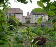 Vue depuis le jardin médiéval à côté du parking à l'entrée du village.