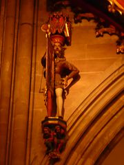 Hérault de la ville aux couleurs blanc et rouge de Strasbourg, tenant une trompette qu'il embouchait. Sur le fanion de l' instrument se touvent les armes de la cité et la Vierge aux bras tendus.