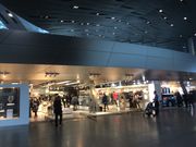 plusieurs boutiques se trouvent dans le BMW Welt, lui donnant un allure de centre commerciale