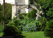 Eléments de sculpture dans le jardin du musée