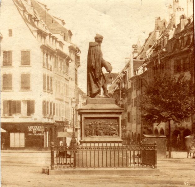 Fichier:Photo ancienne de la statue de Gutenberg (Coll. part.).jpg