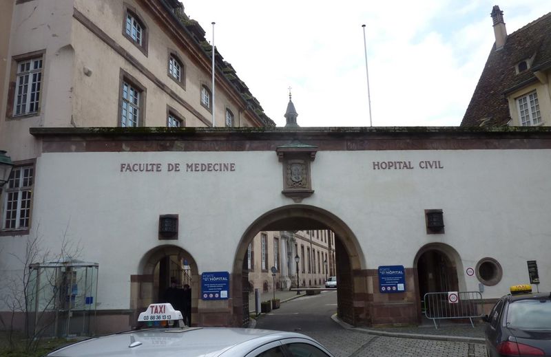 Fichier:1 Place de l' Hôpital Strasbourg 17048.jpg