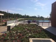 piscine en venant de l'extérieur du bâtiment