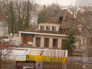 Vue sur la destruction de la villa depuis l'avenue d'Alsace; on aperçoit la station Agip devant, destinée à être rénovée par la suite.